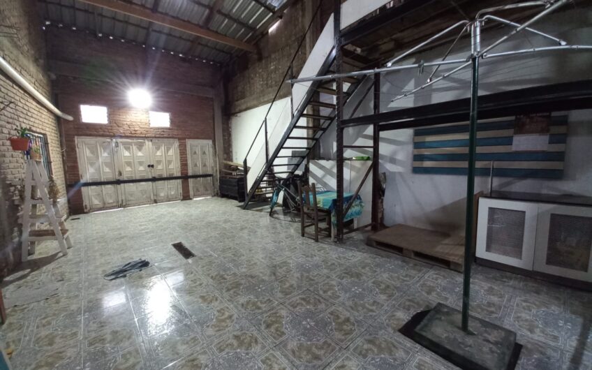 Venta en Block con Dos Galpones en Lanús