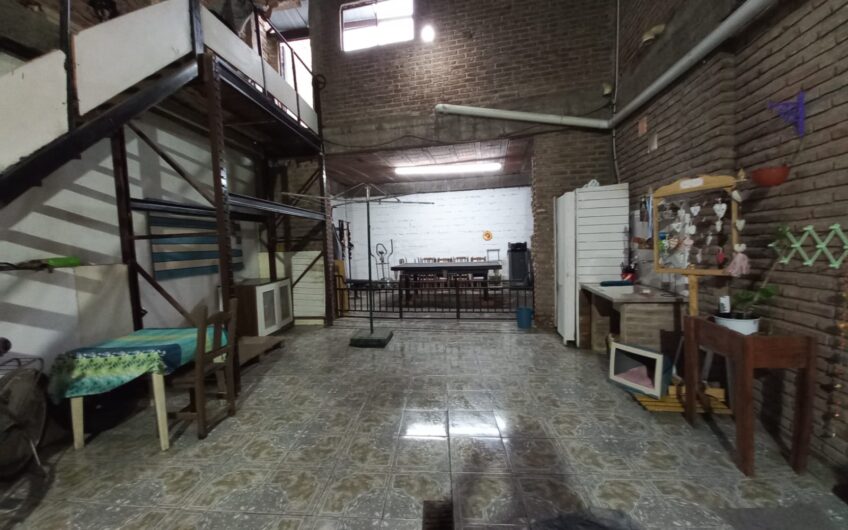 Venta en Block con Dos Galpones en Lanús