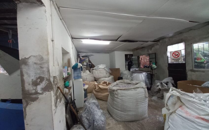 Venta en Block con Dos Galpones en Lanús