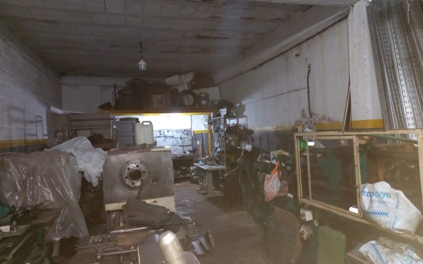 Venta en Block con Dos Galpones en Lanús
